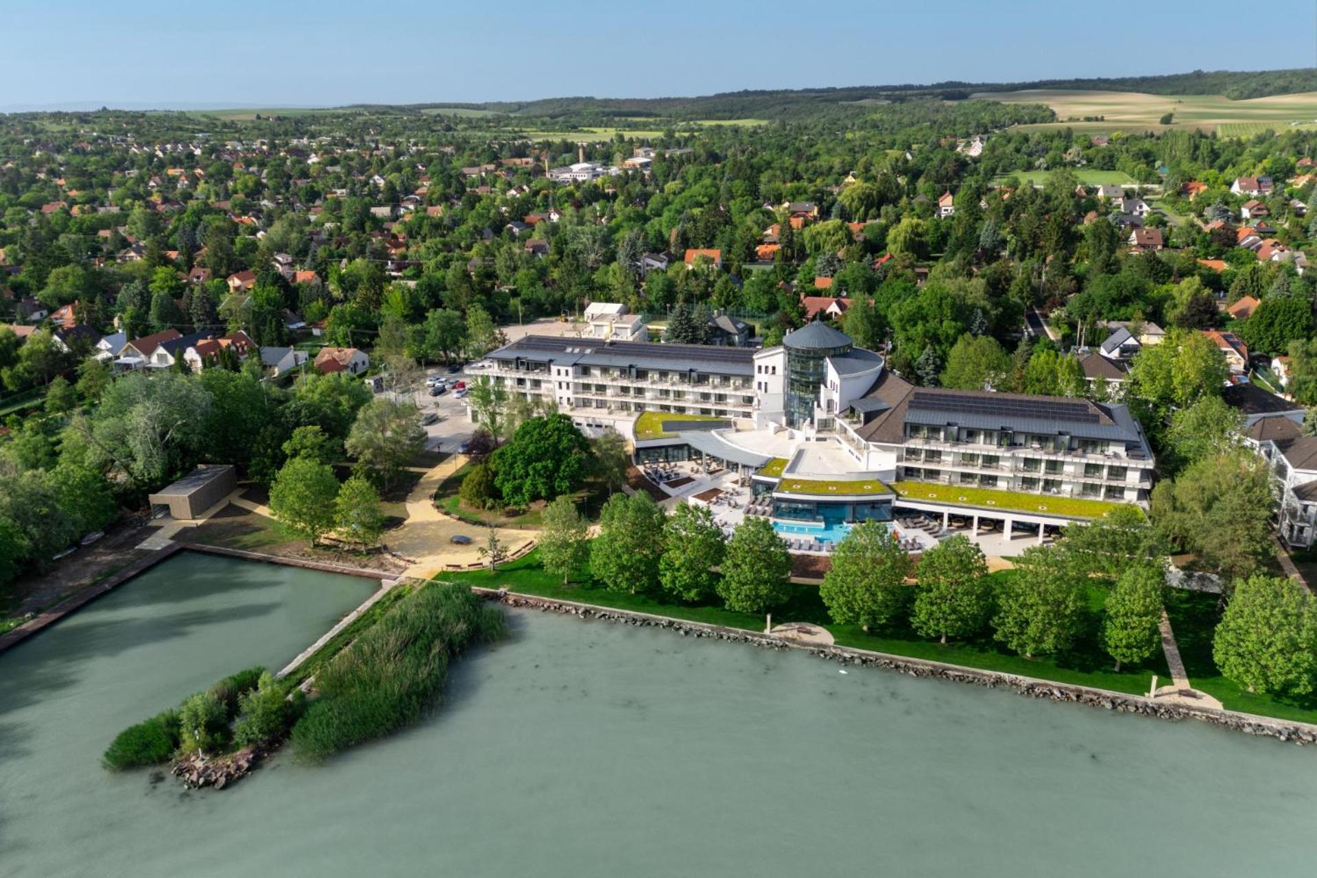 Kenese Bay Garden Resort & Conference Balatonkenese Buitenkant foto