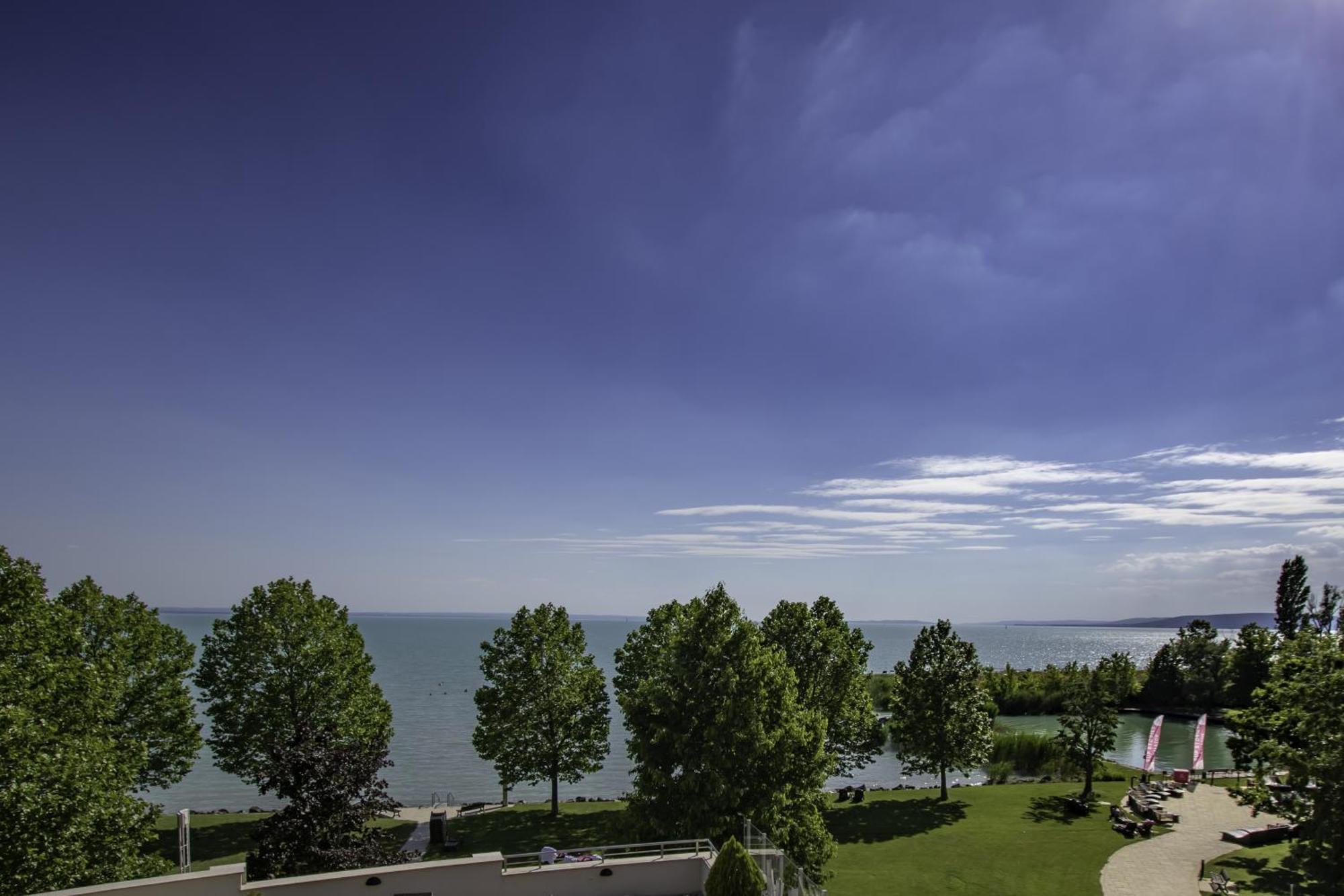 Kenese Bay Garden Resort & Conference Balatonkenese Buitenkant foto